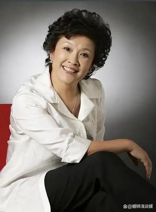 描述:演绎大半辈子母亲角色,42年零绯闻的台柱级演员宋春丽,在剧场和