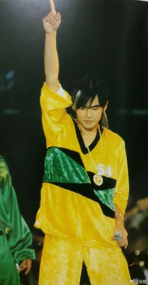 一张老照片#出道早期的周杰伦完曾是多么标致的日系少年,清冷又厩强