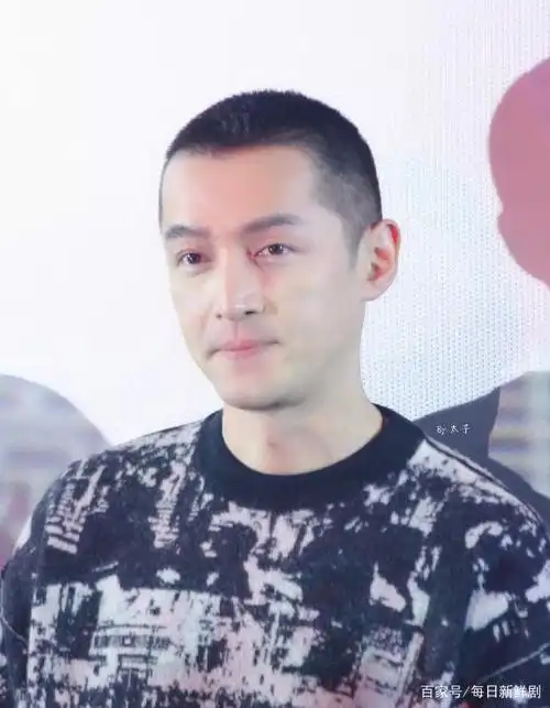 剃了寸头的胡歌瞬间年轻二十岁网友不老男神的队伍又庞大了