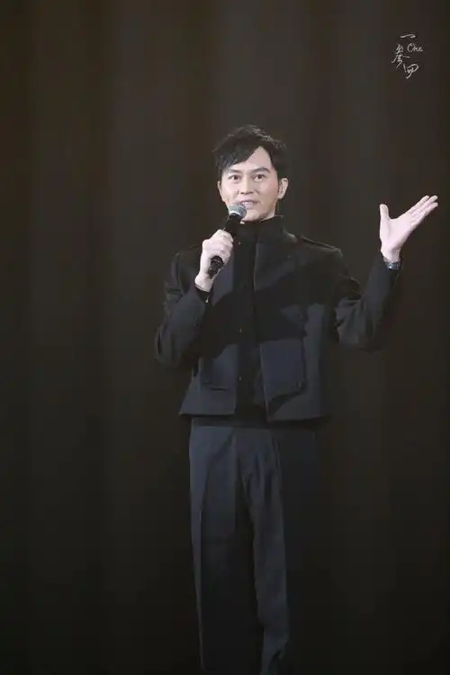 偶遇张智霖玩遥控车