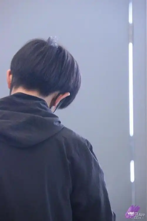 易烊千玺背影合集 又软又萌是奶烊