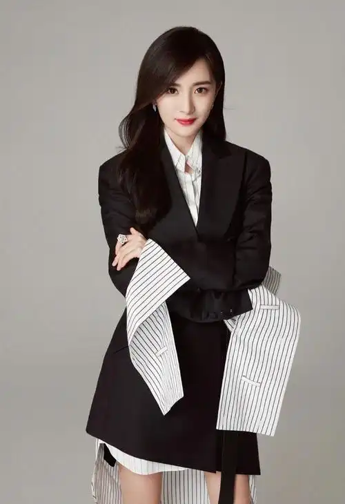 杨幂变"白领佳人",穿条纹衬衫裙配黑色西装,个性不失气场