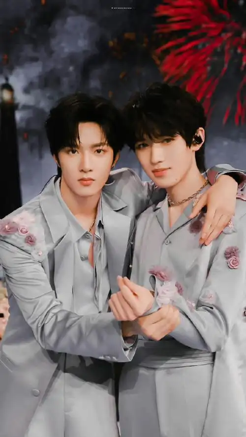 宋亚轩刘耀文比心舞台照