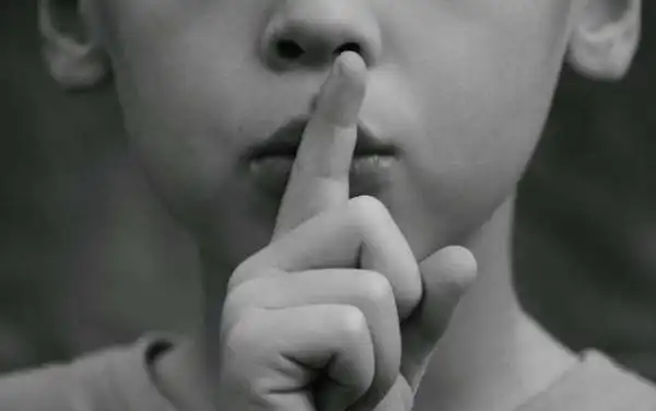 少说话少说话,少出错,管住自己的嘴.其实很多不讨喜的话就是脱口而出.