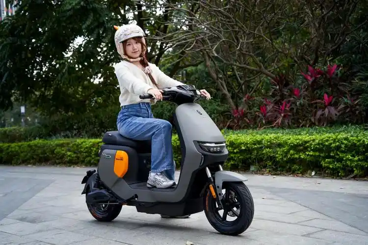 这下九号fz mix电动车很好的解决了我这个烦恼,这款车的踏板空间达到