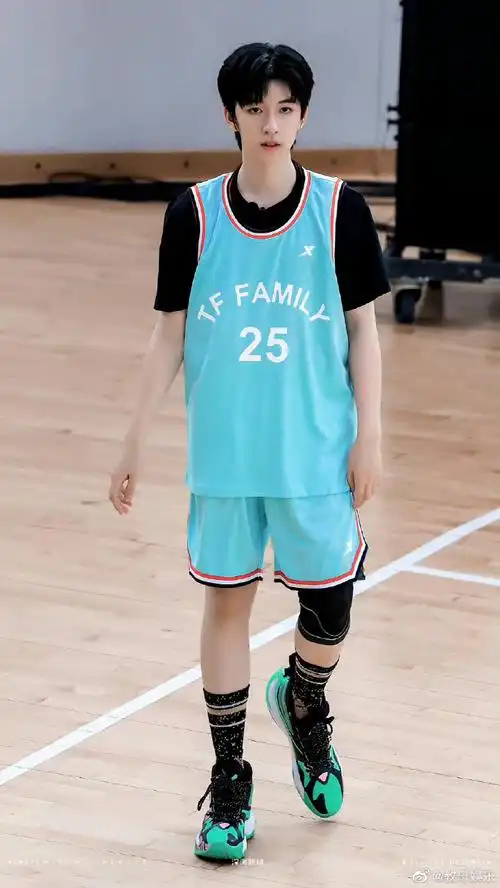 贺峻霖打篮球饭拍