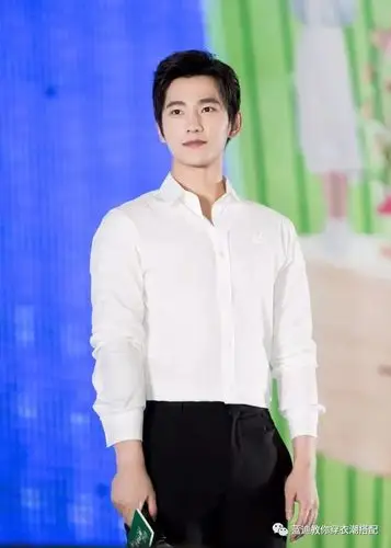 王俊凯黄景瑜杨洋见面会白衬衫黑西裤如此简洁干净