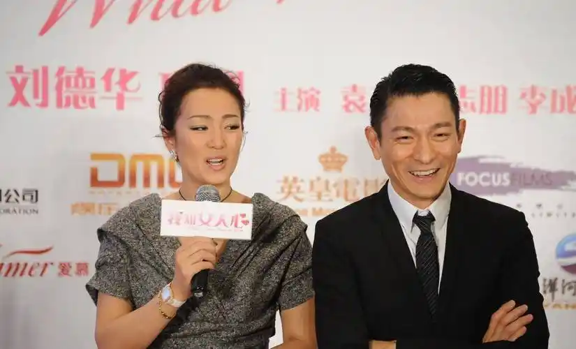 巩俐真是大方啊,她身穿紧身裙,与刘德华合影,比男偶像还强_身材_肩膀