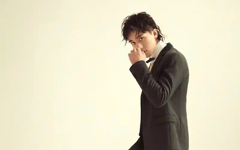 许魏洲时尚杂志帅气高清写真图片壁纸