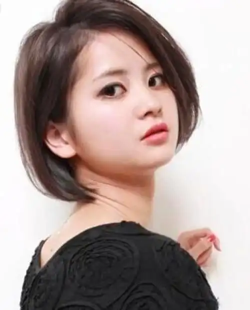 胖脸短发发型三:时尚的内扣短发波波头也是胖圆脸的不错的选择哦,侧分