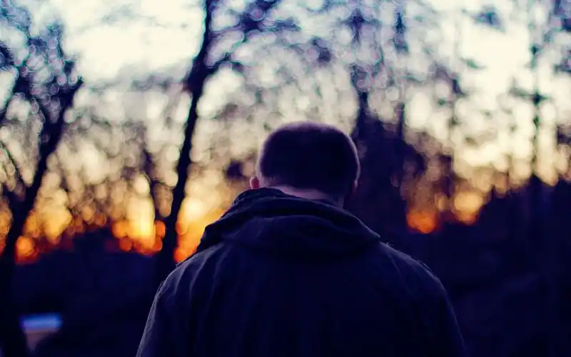 男人孤单的身影图片