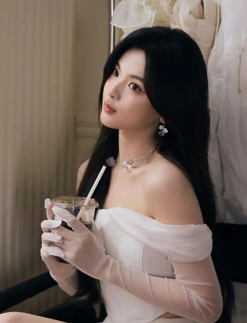 杨超越高清壁纸头像(四十九)[亲吻]