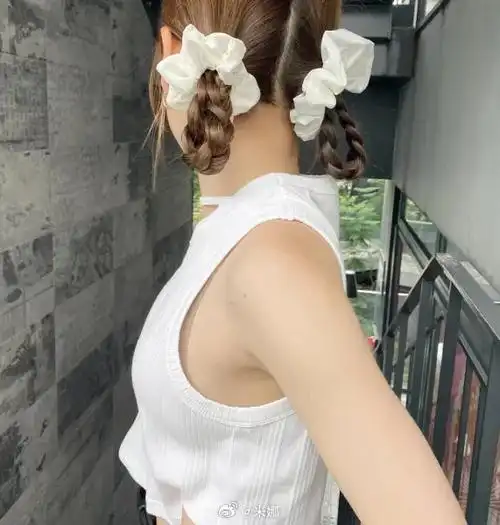 湿气满满的梅雨季9715披发乱糟糟的,根本没有发型