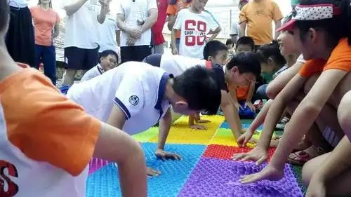 惩罚当然少不了让人闻风丧胆的魔鬼指压板!