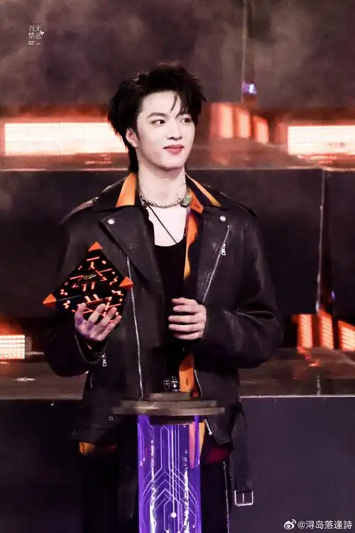 刘耀文溜溜梅品牌全球代言人# lyw#刘耀文元梦之星初星代言人#   "