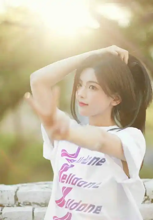 杨超越学院风写真,白衬衫搭配针织背心,干净又可爱_女孩_皮肤_年龄