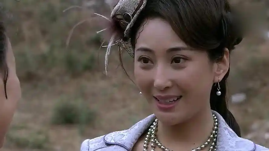 赵嫣然把梨花婶带到大罗镇