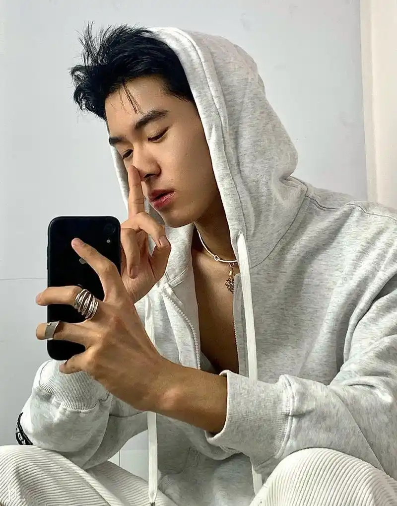 白净斯文,青春帅气的00后小奶狗,撩人的自拍照片,时尚感十足!