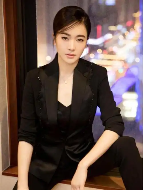 43岁左小青简直太惊艳了,一身黑色西装,尽显优雅气质|蛇|穿搭|连衣裙