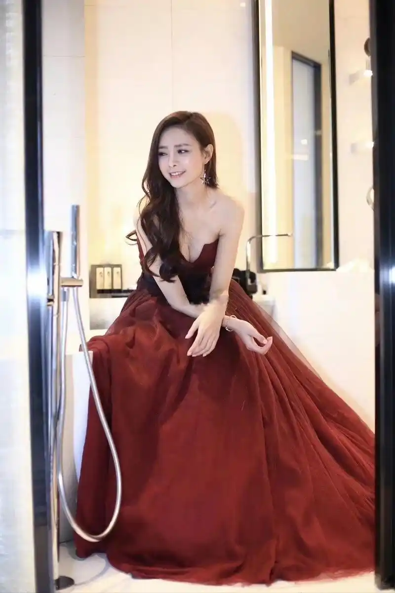 沈梦辰-深v拖地红裙图片分享