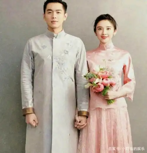 同时,在上面还有一张两个人的婚纱照,张若昀和唐艺昕都是牵手拍婚纱照