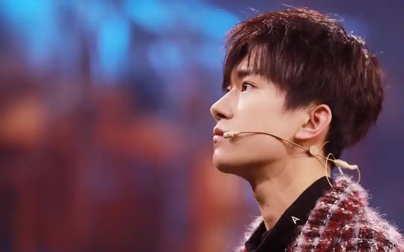 帅气的街舞少年易烊千玺