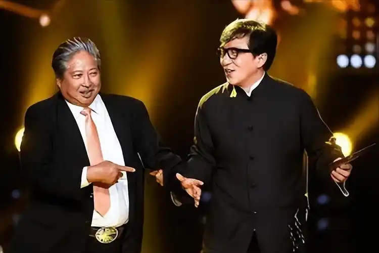 回顾成龙出席活动引争议洪金宝的怒怼更是将这场争议推向高潮