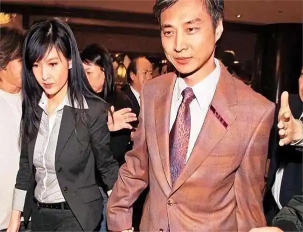 周慧敏与老公出席晚会,60岁倪震秃头显苍老,变成沧桑的油腻大叔