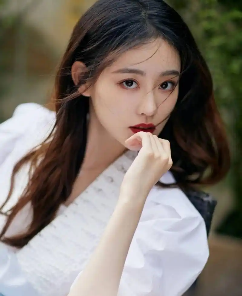 巧笑嫣然的#祝绪丹# 身穿白色衬衣配蓝色半身裙,雪肤玉貌,身材曼妙