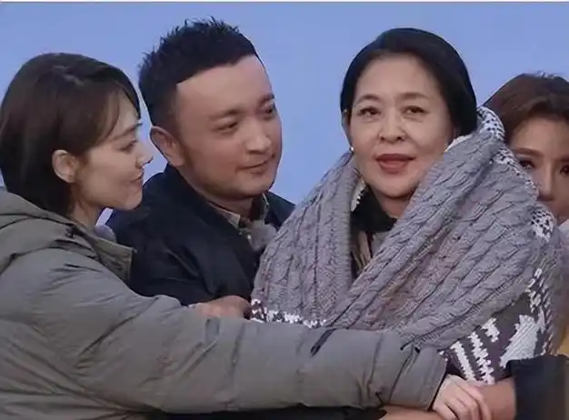 王冠拒绝拉郎配正面回应结婚对象不是央视主持人尼格买提