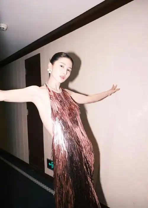 黄景瑜的前妻王雨馨近日出现在上海电影节,凭借参演的电影《栖身塔》