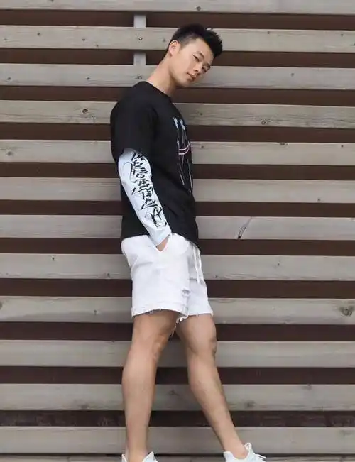 原创单眼皮童颜脸薄肌身材这样的肌肉型男小哥能不让人喜欢吗