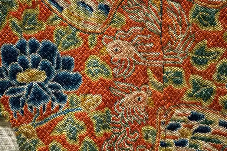 纳兰拉着顾惜朝的相册-丝绸博物馆