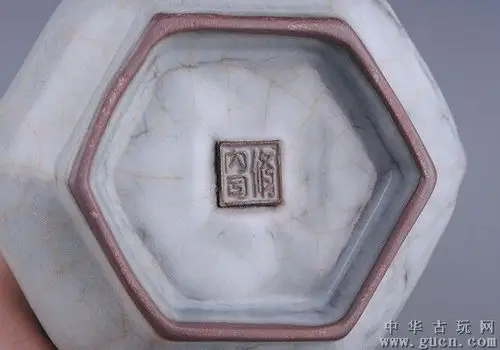 宋官窑六棱弦纹尊修内司款