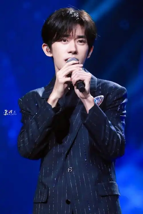 易烊千玺献唱不辞星海##易烊千玺于适同框照##易烊千玺不辞星海舞台