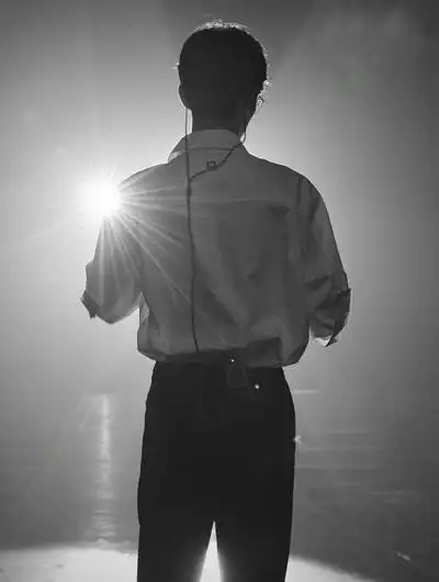 四张肖战背影混入一张王一博,百香果一脸懵,能区分的都是真爱粉!