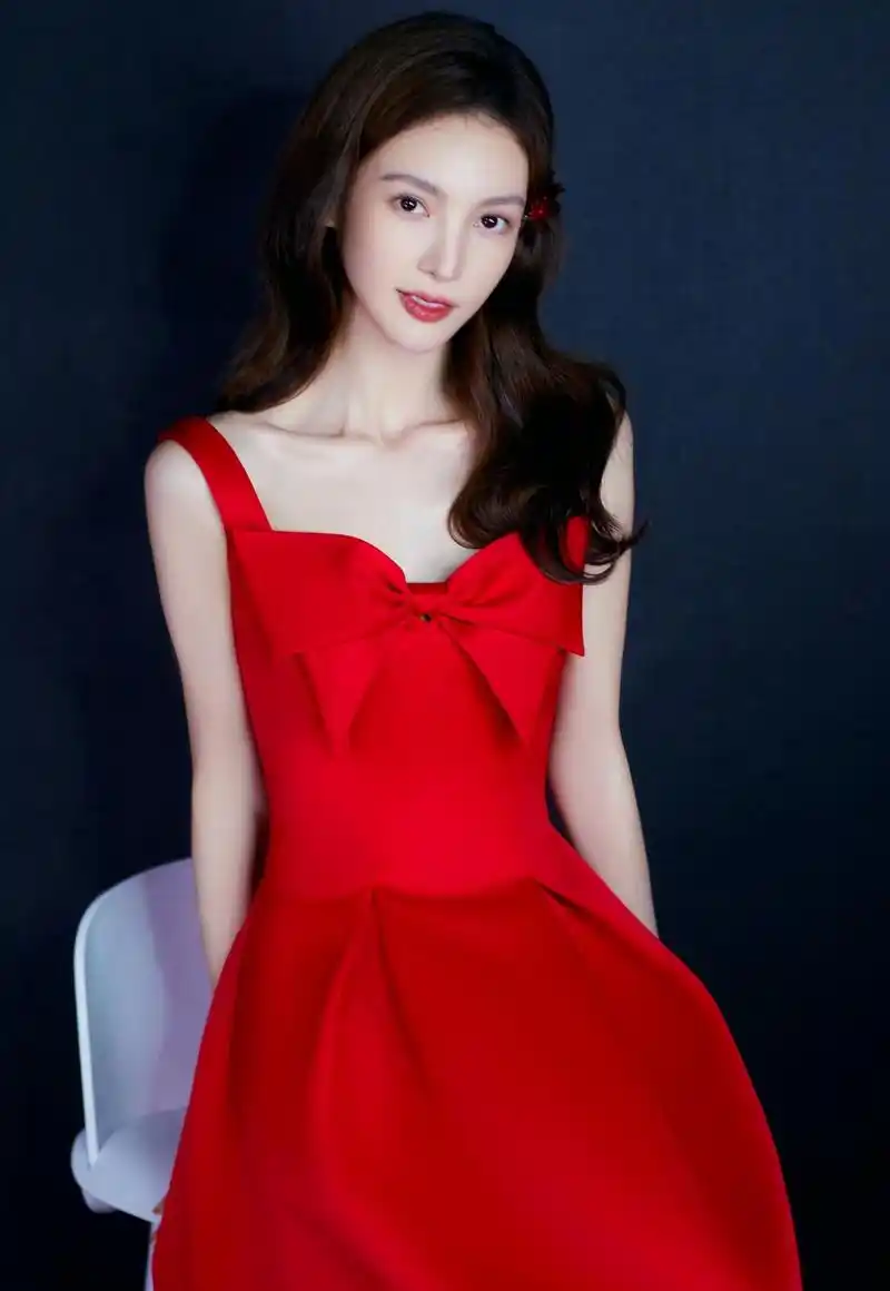 金晨不愧是靓女一枚!一袭红裙更显肤白貌美,纤细锁骨精致迷人_大红色