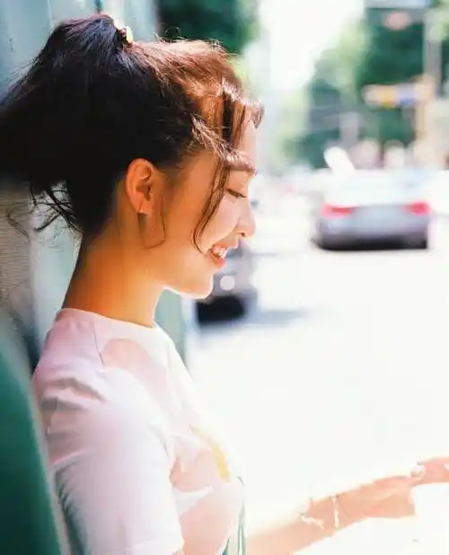 邓恩熙身穿白色印花t恤搭配哪吒头造型俏皮又可爱