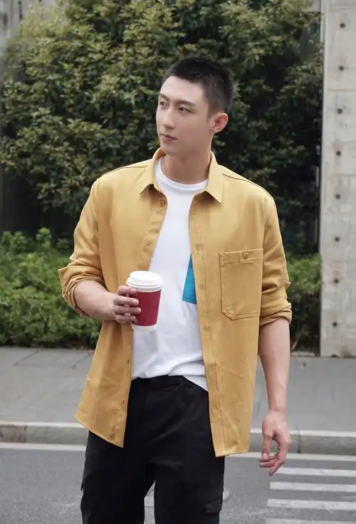 硬汉黄景瑜寸头造型公开,俊男配香车,低调却奢华