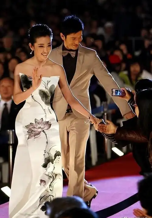 后来黄晓明和杨颖结婚时,李冰冰也在场.