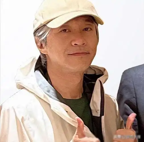 香港男神老了,8位男星白发照,成龙断崖式衰老,刘德华也逃不过
