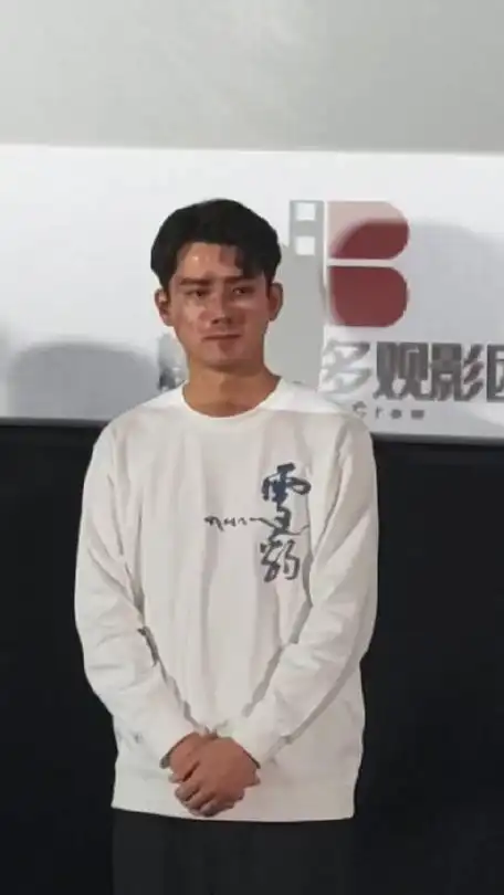 逮到一个弯腰偷偷往前溜的熊梓淇