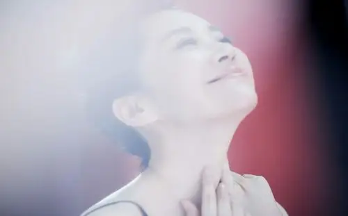 许晴拍性感写真,造型怪异,一不小心撞脸徐帆!