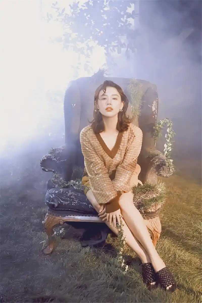 马思纯披婚纱拍春日写真,清新优雅,忧郁眼神惹人怜爱