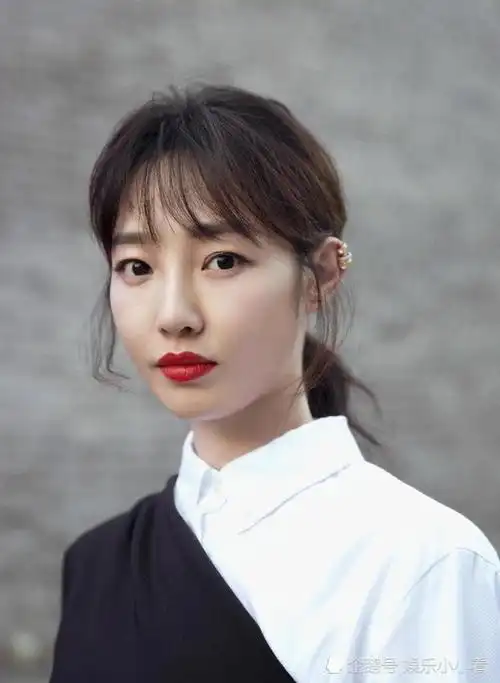 白百何黑白相间长裙气质足站姿标准表情呆萌