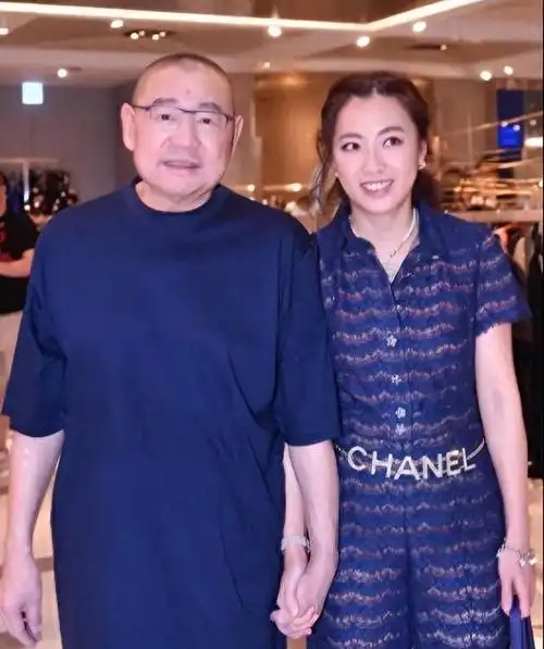 粗俗的语言来形容刘銮雄,并直接指责甘比所生的孩子并非他的亲生血脉