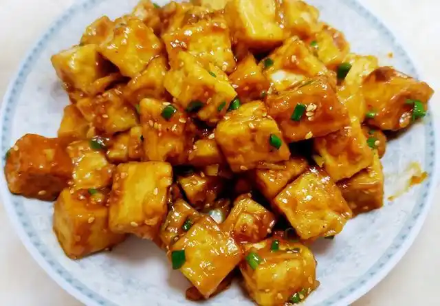 豆腐算是我们每家每户必备的家常菜了,常见的家常豆腐做法也很多,今天