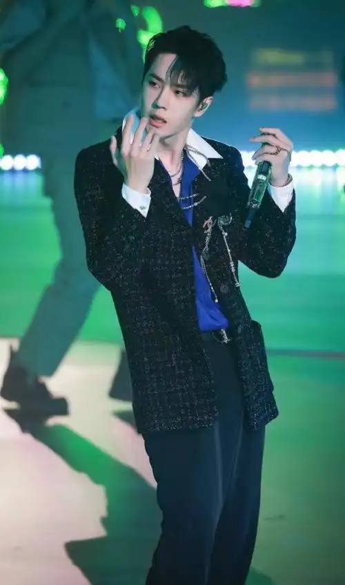 王一博超话作为正能量偶像,王一博一向坚持做比说多,行动大于言论