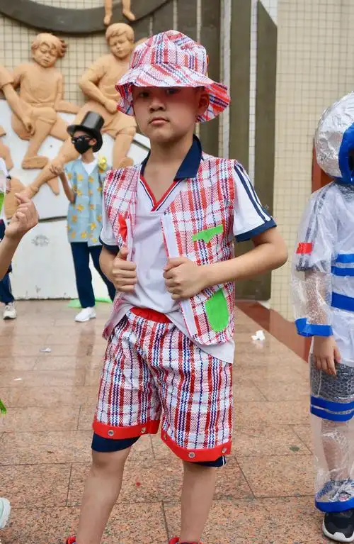 废旧物品化身美丽服装南华西街道上演环保时装秀