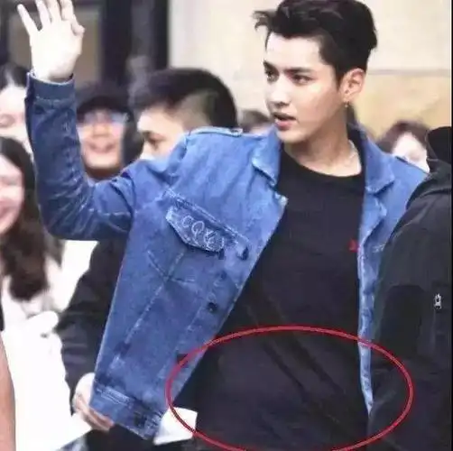 黄磊身材实在辣眼睛谁给的勇气让中年男星把油腻肚腩当资本